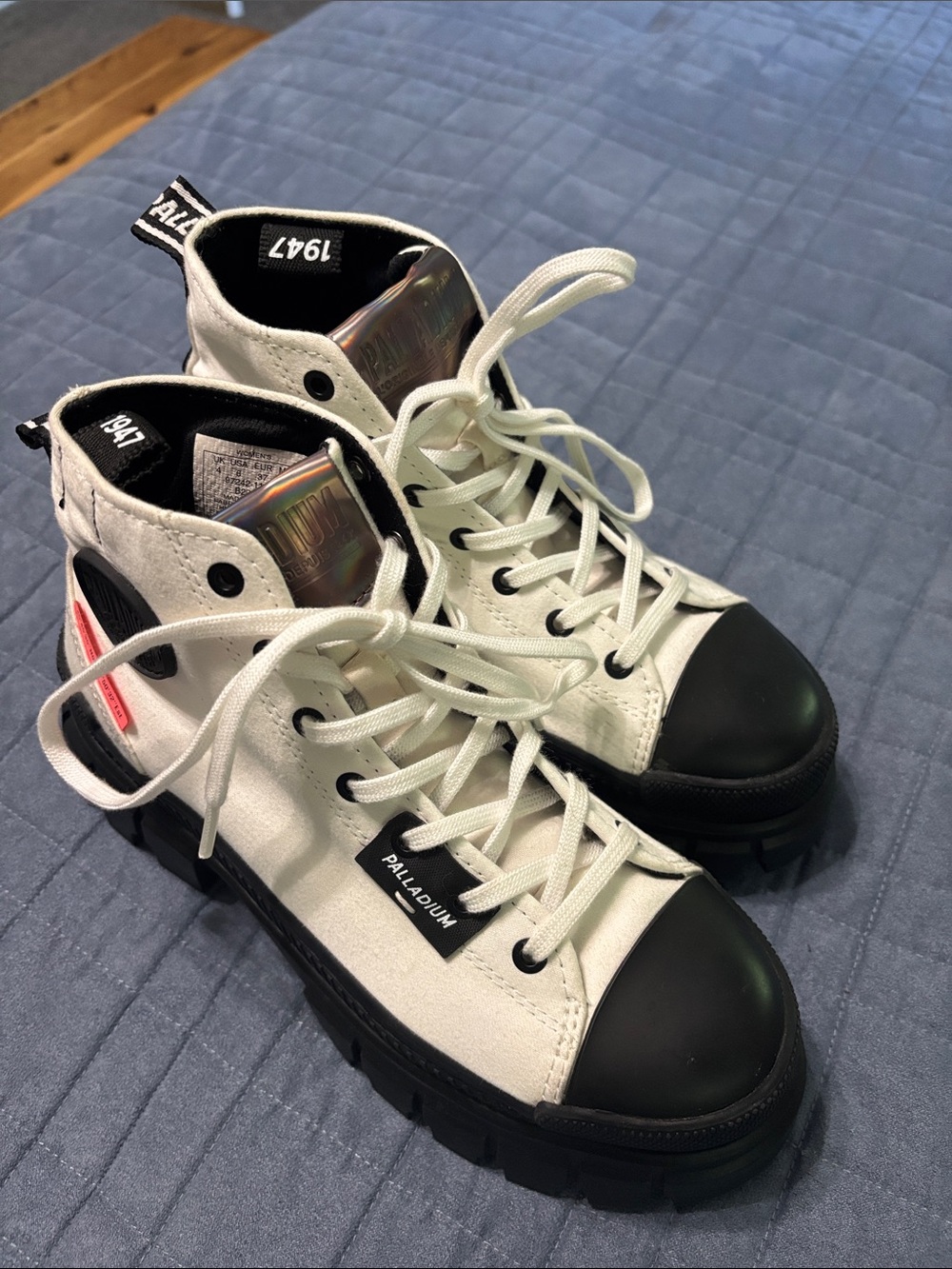 Palladium women’s Revolt Hi TX white Canvas boot Sneakers size 6